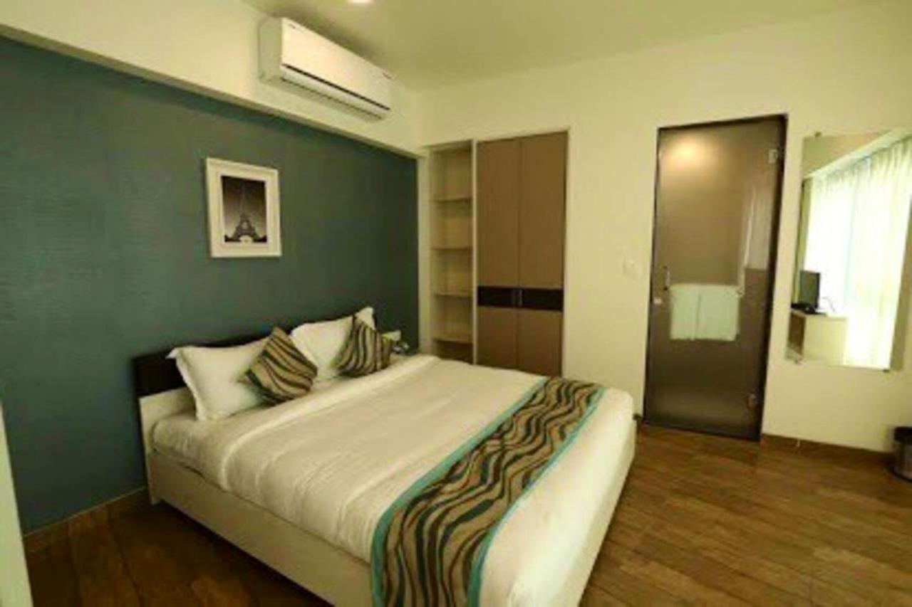 Homestays At Rajhans Belliza Near Airport Сурат Экстерьер фото